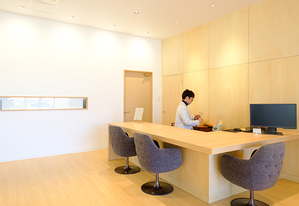 店主が店内でメガネを調整している様子